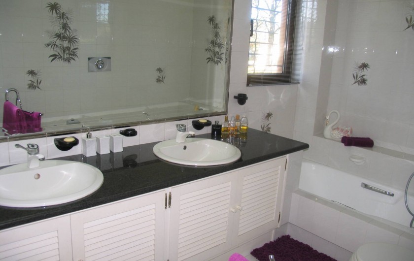 Location de vacances - Villa à Corfu - Master bedroom bathroom, includes bath and shower,ensuite.