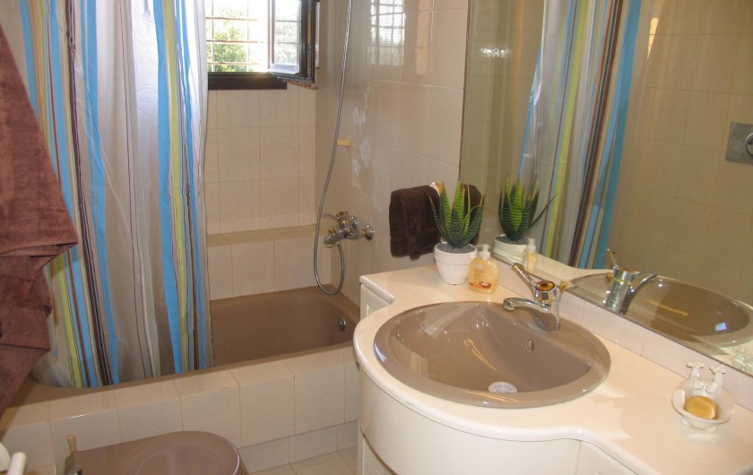 Location de vacances - Villa à Corfu - Bathroom shared by bedrooms A and B on 1st floor.