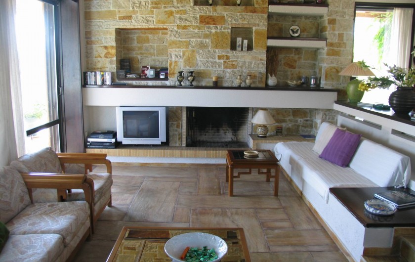 Location de vacances - Villa à Corfu - Main lounge area, with fireplace, large sliding doors lead to veranda.
