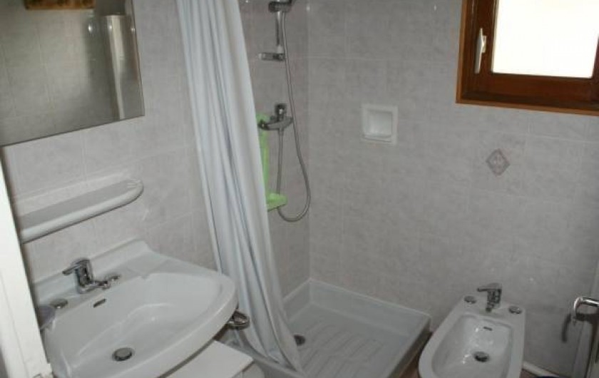 Location de vacances - Appartement à Lanslevillard - Salle de douche. WC indépendant
