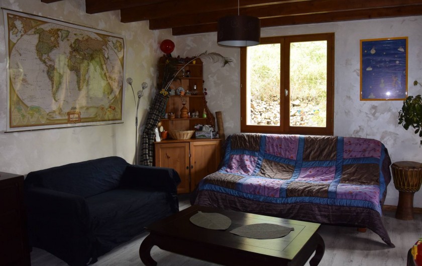 Location de vacances - Villa à Les Vabres - Le salon , une pièce où il fait bon vivre , lire , se reposer , se ressourcer ..