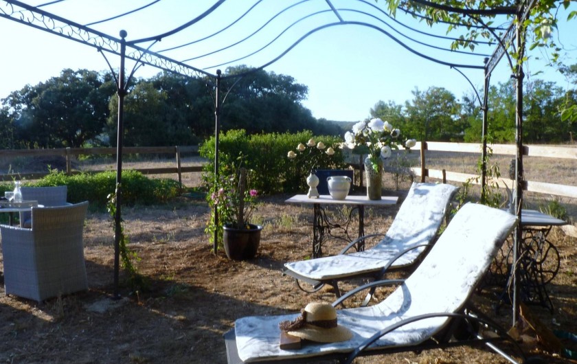 Location de vacances - Gîte à Brue-Auriac - Côté chambre d'hôtes au soleil couchant