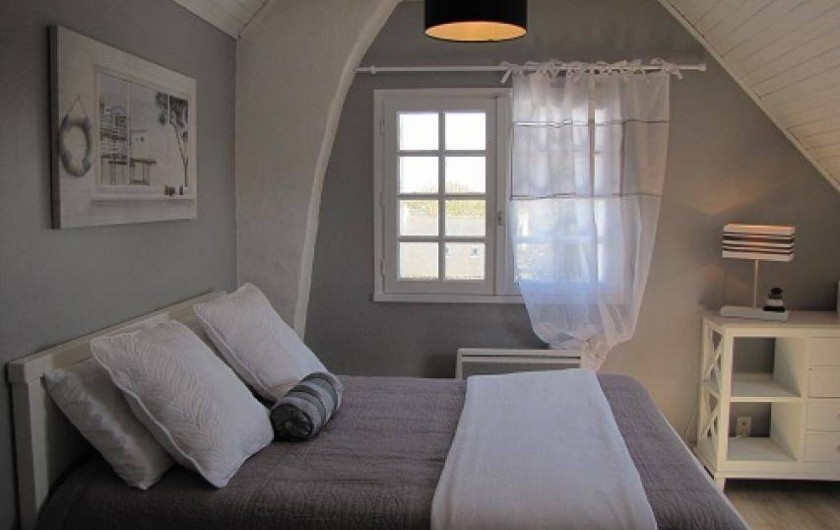Location de vacances - Villa à Plouhinec - Chambre grise avec lit en 140 à l'étage.