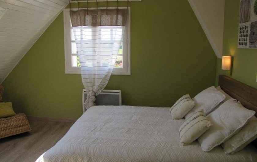 Location de vacances - Villa à Plouhinec - Chambre verte avec lit en 140 à l'étage.