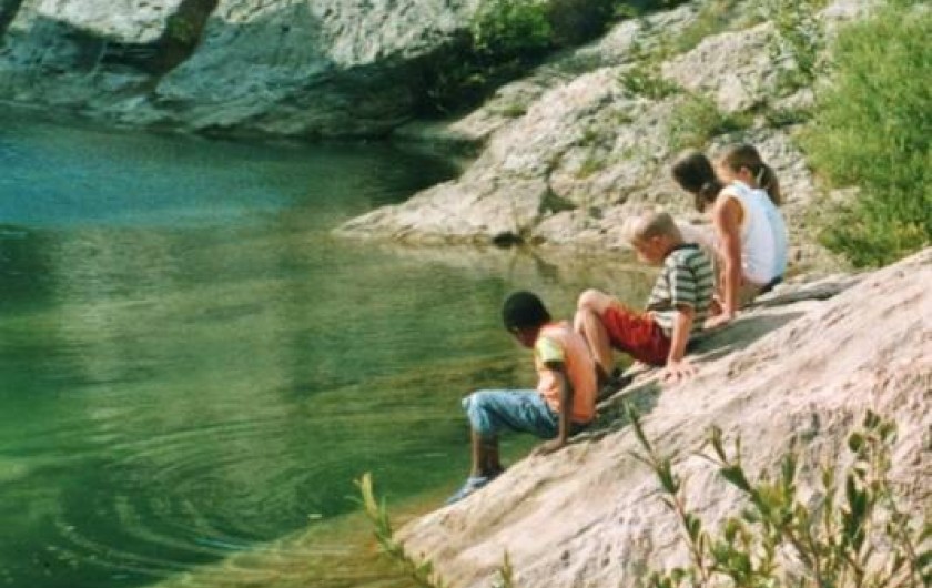 Location de vacances - Gîte à Cucugnan - baignade dans une rivière proche