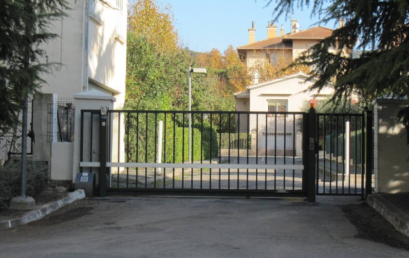 Location de vacances - Appartement à Draguignan - L'entrée sécurisé dans la résidence
