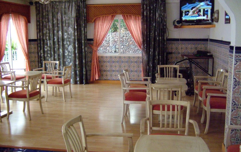 Location de vacances - Appartement à Los Cristianos - Salon du bar où il y a des spectacles (musique) et grande tv