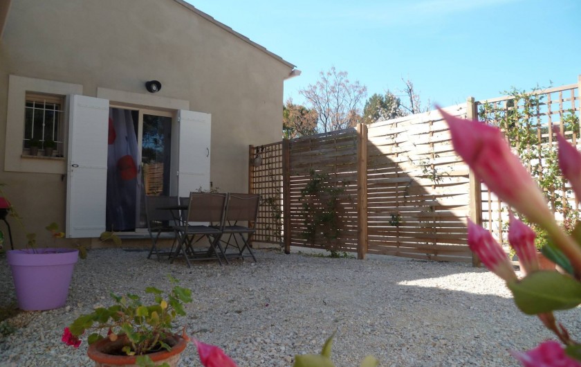 Location de vacances - Gîte à L'Isle-sur-la-Sorgue - votre terrasse côté salon et cuisine (depuis la végétation a bien poussé !)