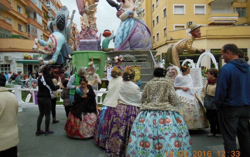 Location de vacances - Appartement à Dénia - Les Fallas  les femmes ont revêtues leurs superbes robes