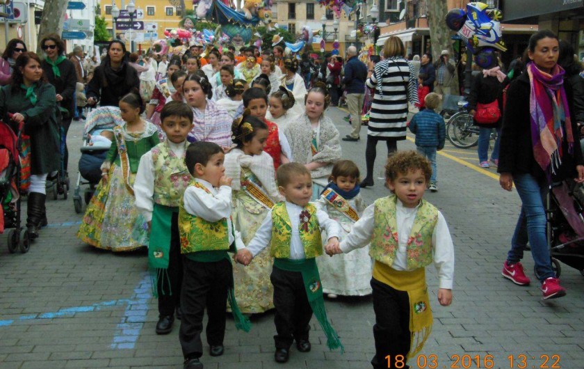 Location de vacances - Appartement à Dénia - Dénia le défilé des enfants  dans leurs costumes multicolors