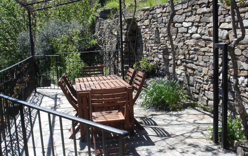 Location de vacances - Villa à Le Pompidou - terrasse au printemps