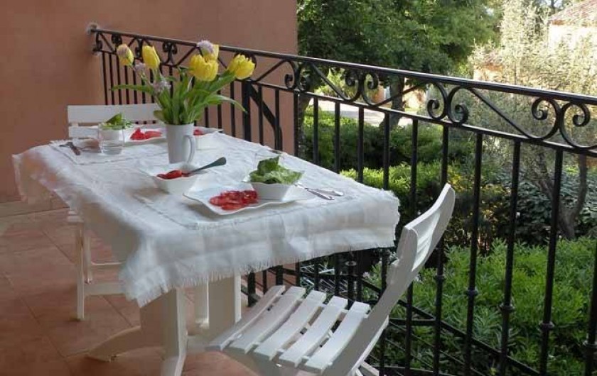 Location de vacances - Appartement à Gassin - Balcon avec mobilier de jardin ...