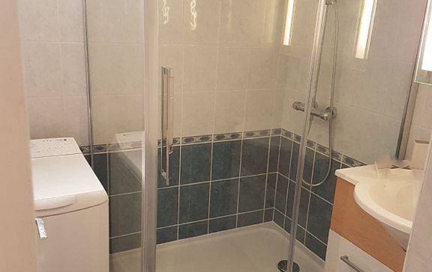 Location de vacances - Appartement à Perros-Guirec - salle d'eau avec grande douche