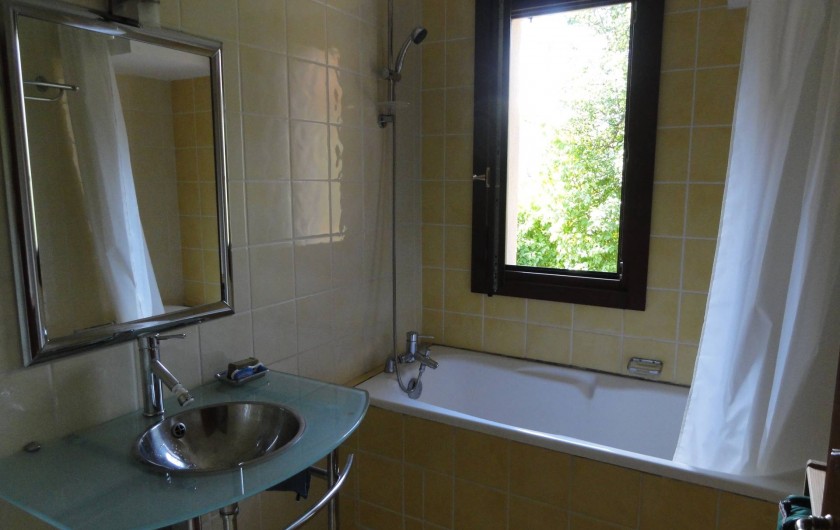 Location de vacances - Appartement à Vénosc - Salle de bain. fenêtre NO