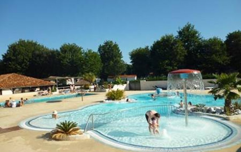 Location de vacances - Camping à Sainte-Eulalie-en-Born - piscines