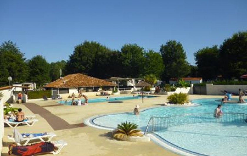 Location de vacances - Camping à Sainte-Eulalie-en-Born - espace aquatique