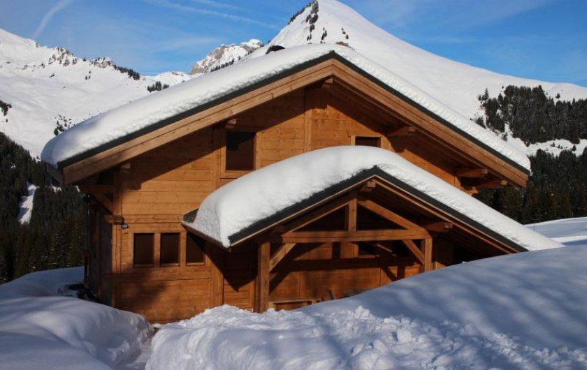 Location de vacances - Chalet à Le Praz de Lys - Vue extérieure du chalet de puis la poste de ski