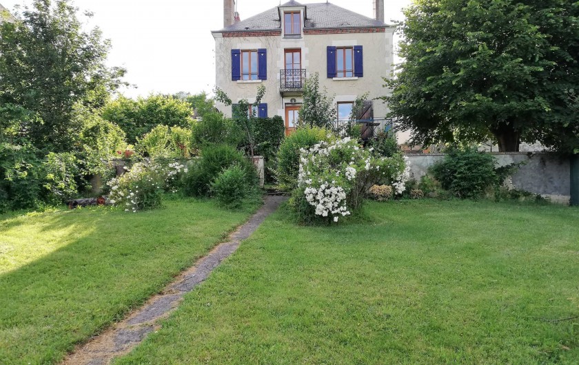 Location de vacances - Gîte à Sury-en-Vaux - Gîte vue du jardin