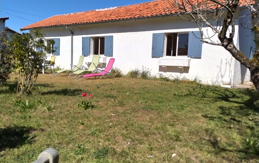 Location de vacances - Villa à La Tremblade - façade de la maison avec un coin repas et espace "bronzage"