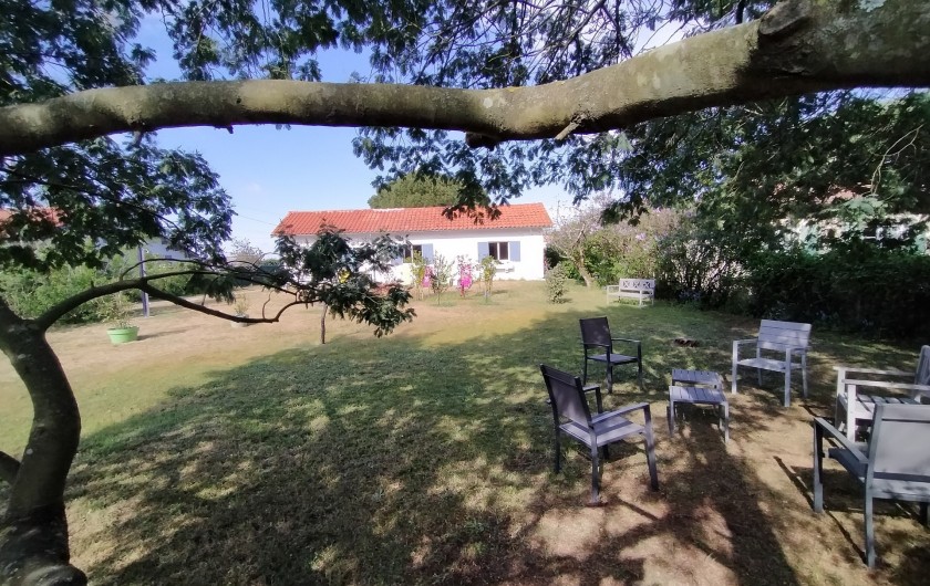 Location de vacances - Villa à La Tremblade - la maison depuis l'espace ombragé sous les mimosas