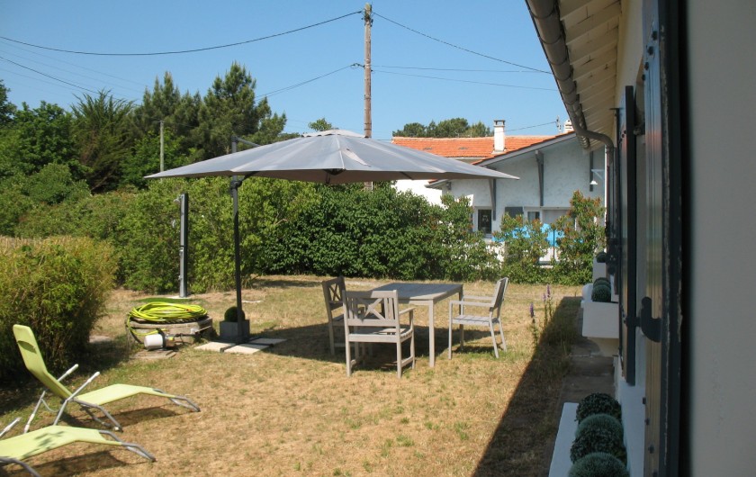 Location de vacances - Villa à La Tremblade - devant la maison avec espace pour manger et détente