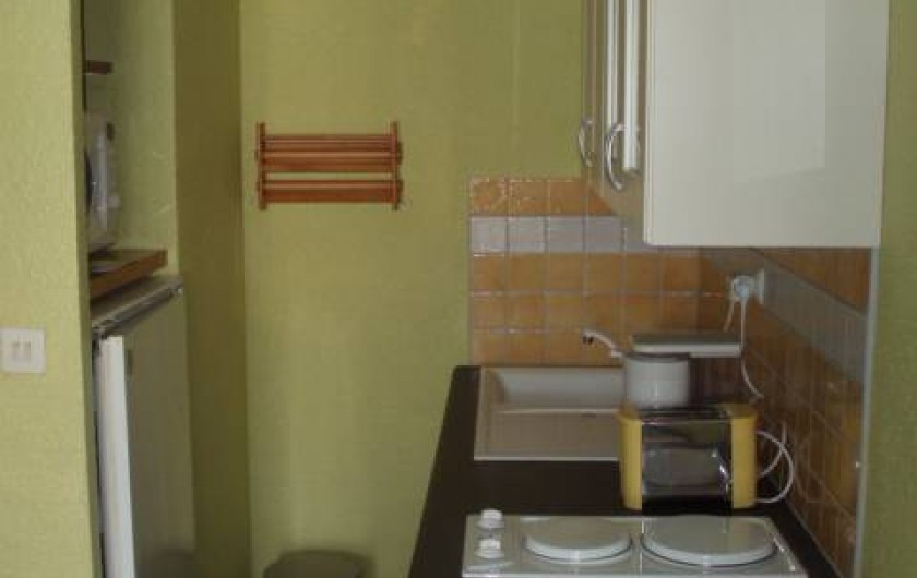 Location de vacances - Appartement à Le Barcarès - le coin cuisine vue 2