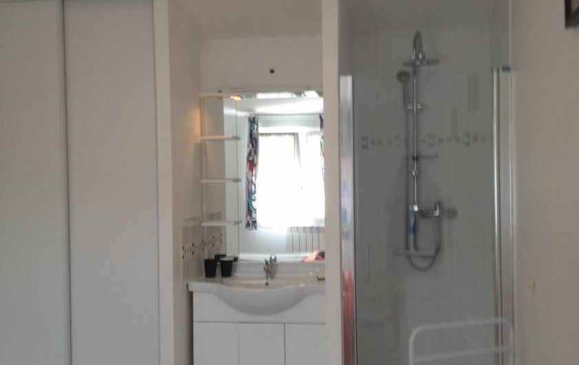 Location de vacances - Gîte à Bagnols-sur-Cèze - une douche et un lavabo par chambre
