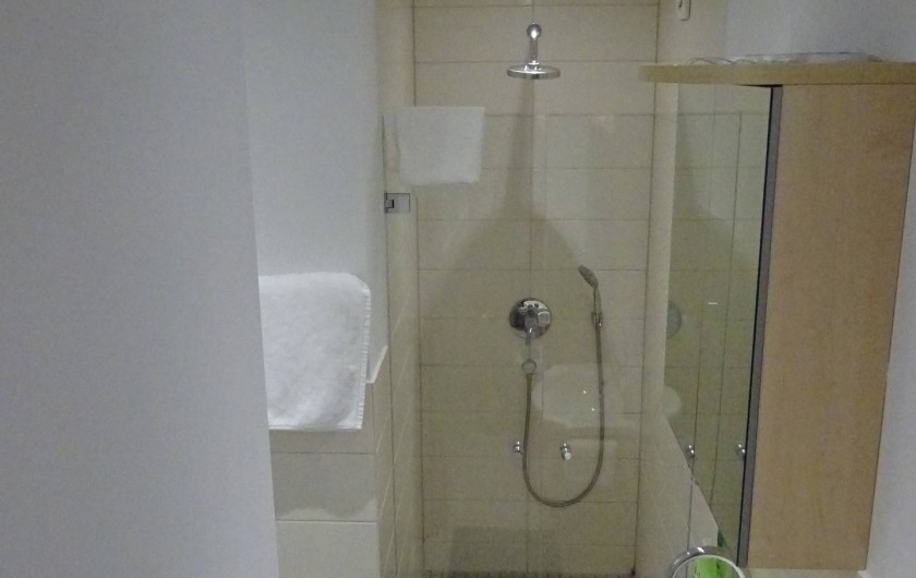 Location de vacances - Appartement à Linz am Rhein - Salle de bain avec douche, WC et lavabo