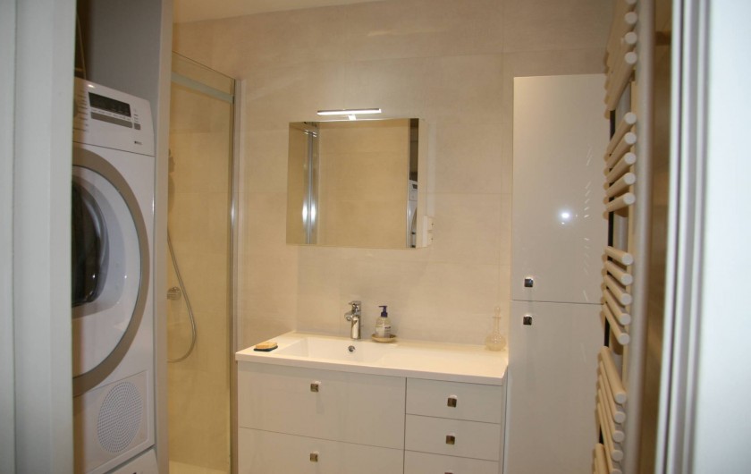 Location de vacances - Appartement à Arcachon - Salle de douche avec lave-linge et sèche linge