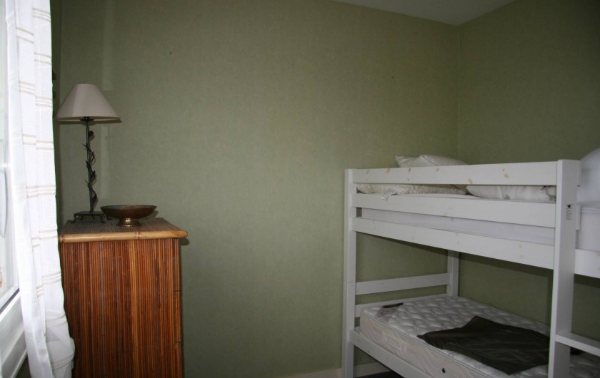 Chambre verte avec lits superposés