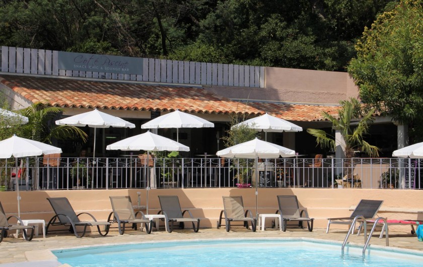 Location de vacances - Chambre d'hôtes à Cavalaire-sur-Mer - Espace restaurant en bordure de Piscine dans notre jardin.