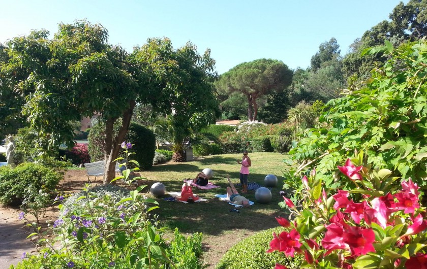 Location de vacances - Chambre d'hôtes à Cavalaire-sur-Mer - Gym douce offerte dans le jardin.