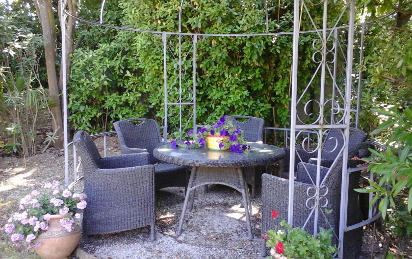 Location de vacances - Chambre d'hôtes à Mougins - gloriette pour prendre le thé.
