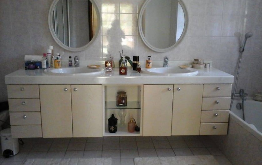 Location de vacances - Chambre d'hôtes à Mougins - Grande salle de bains avec douche et baignoire.