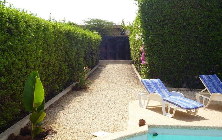 Location de vacances - Villa à Somone - l'entrée  de la villa avec portail équipée d'une sonnette AUCUN VIS A VIS