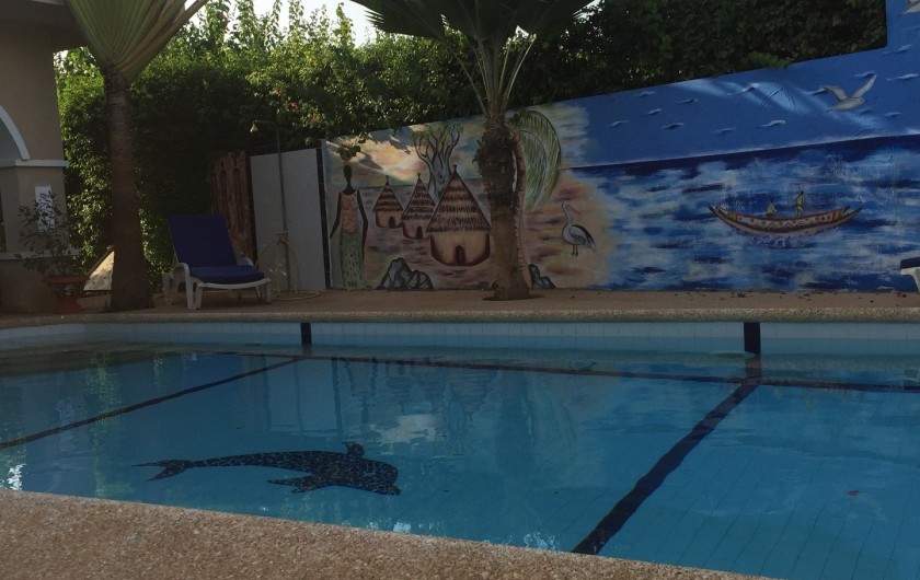 Location de vacances - Villa à Somone - nouvelle décoration sur le mur de la piscine