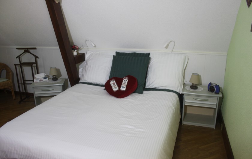 La chambre 1 avec le lit de 160 x 200 et le lit bébé