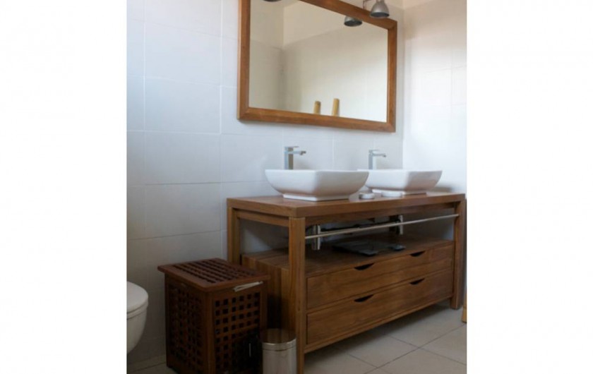 Location de vacances - Villa à Saint-François - mobilier des 2 salles de bain,  meuble bois avec vasques