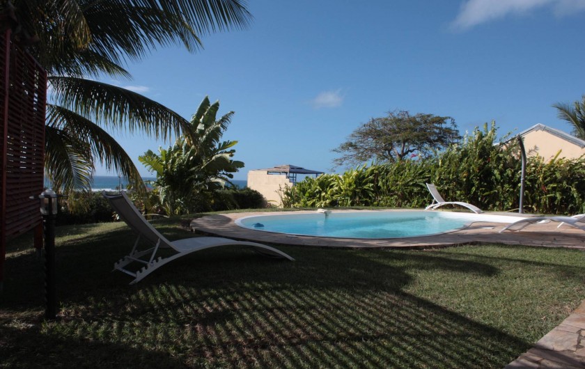 Location de vacances - Villa à Saint-François - tres tot le matin la piscine devant la maison