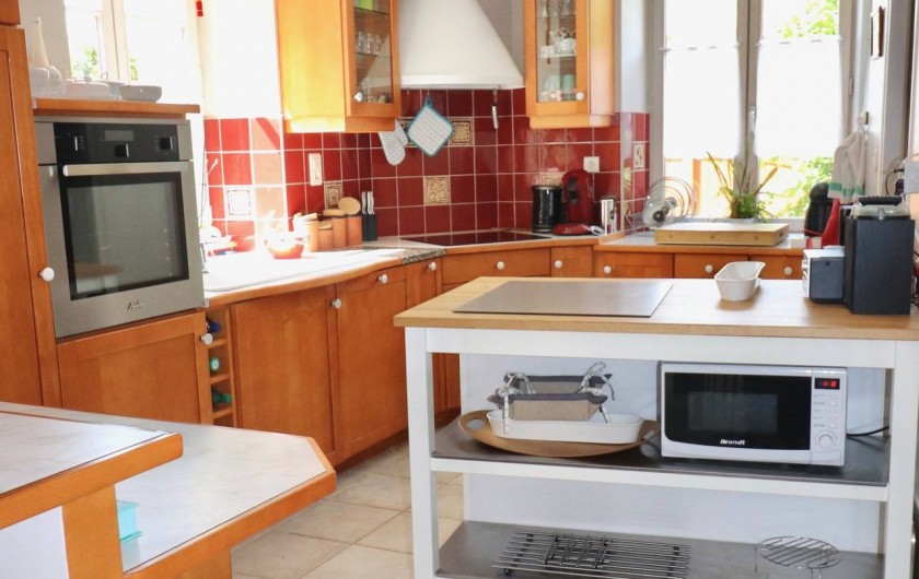 Location de vacances - Villa à Matignon - Cuisine toute équipée avec four, micro-ondes, lave-vaisselle, plaque induction