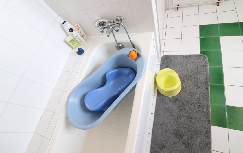 Location de vacances - Villa à Matignon - Salle-de-bain au 1er étage avec équipement bébé