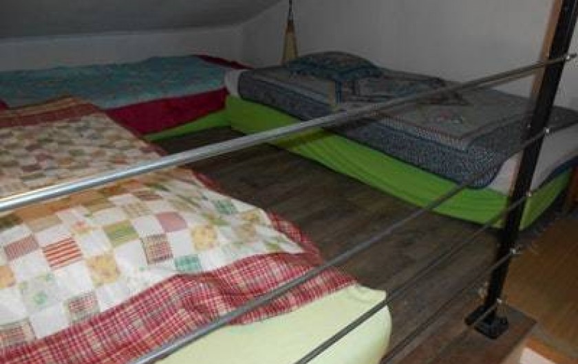 Location de vacances - Villa à Gujan-Mestras - chambre 2 : dans les combles, 3 lits enfants en 90