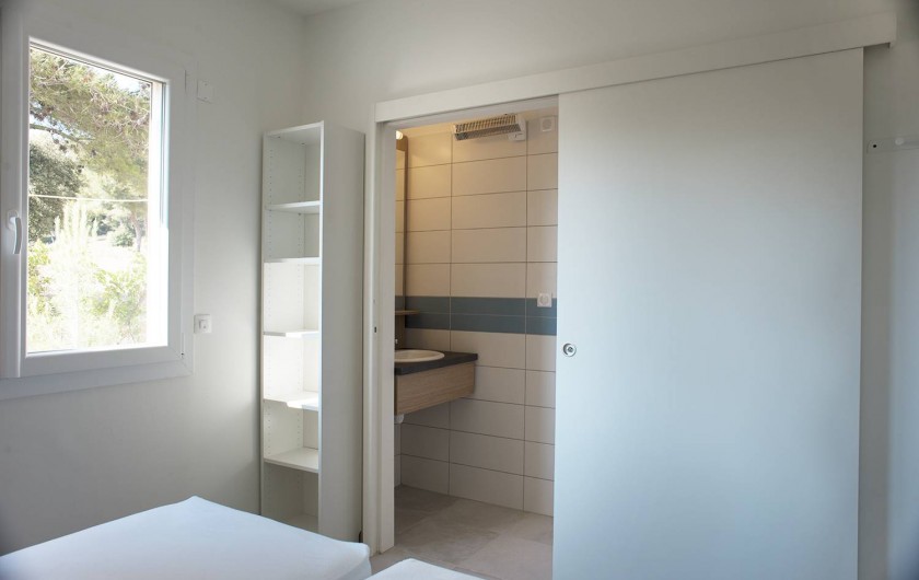 Location de vacances - Appartement à Martigues - SdB avec douches (eau chaude solaire 100% disponible) Appartement 4 couchages