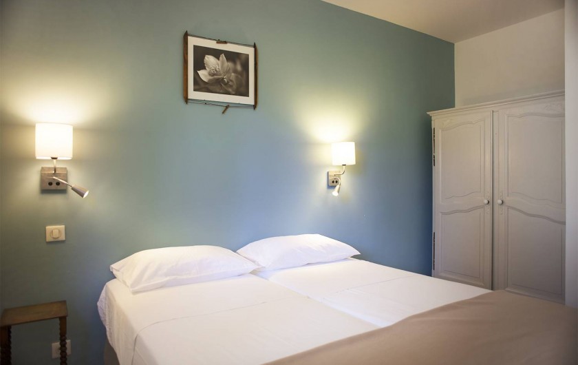 Location de vacances - Appartement à Martigues - Coin salon avec TV et Wifi + Canapé 2 couchages matelas confort+