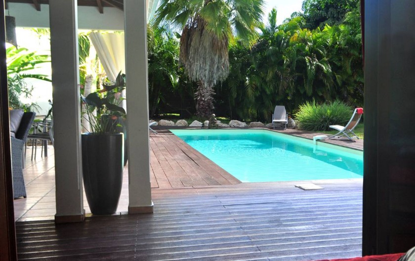Location de vacances - Villa à Saint-François - Vue de la 3ème chambre sur la piscine et la terrasse