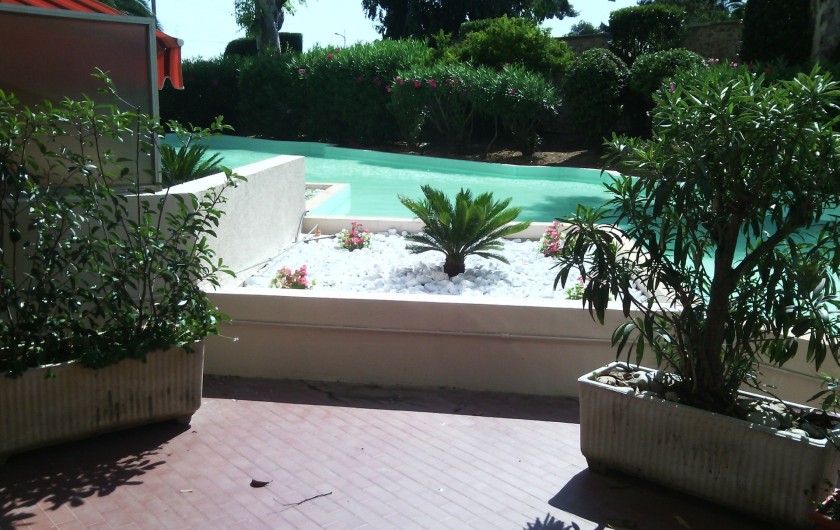 Location de vacances - Appartement à Cannes - Cannes beach- Bassins devant terrasse privative