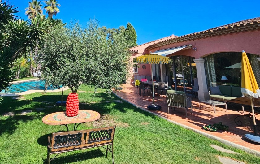 Location de vacances - Villa à Saint-Tropez - Terrasse piscine