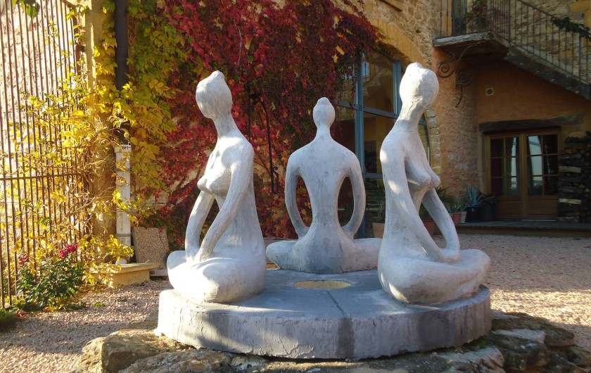 Location de vacances - Chambre d'hôtes à Saint-Laurent-d'Oingt - Le couvercle du puits, statues de Georges