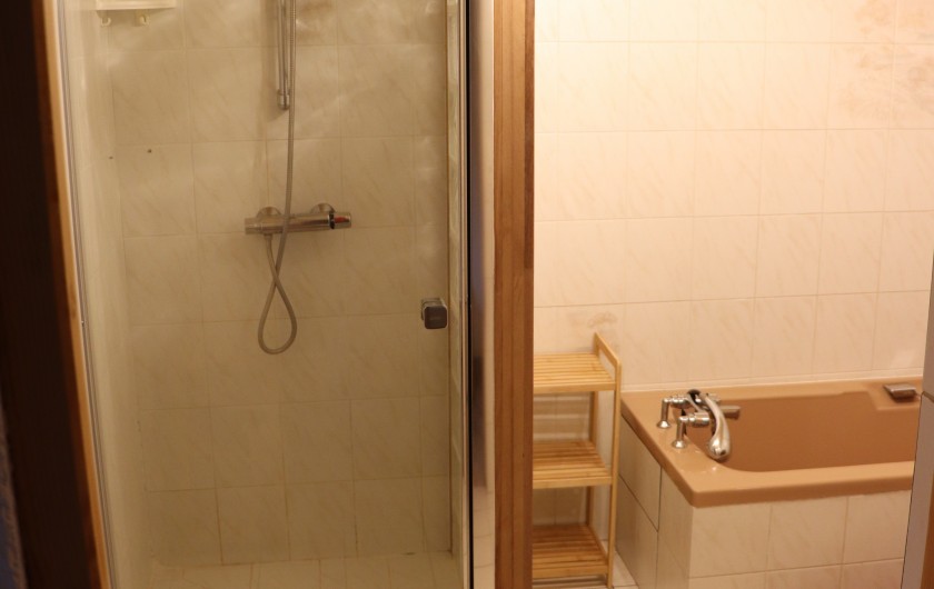 Location de vacances - Gîte à Fournets-Luisans - salle de bain douche suite