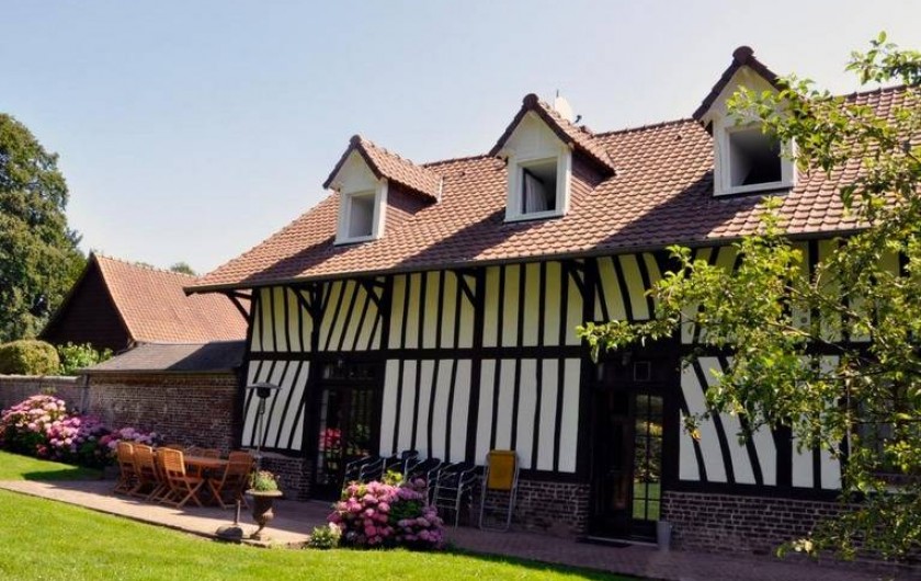 Location de vacances - Gîte à Méneslies - vue de la maison coté jardin avec terrasse et grande pelouse